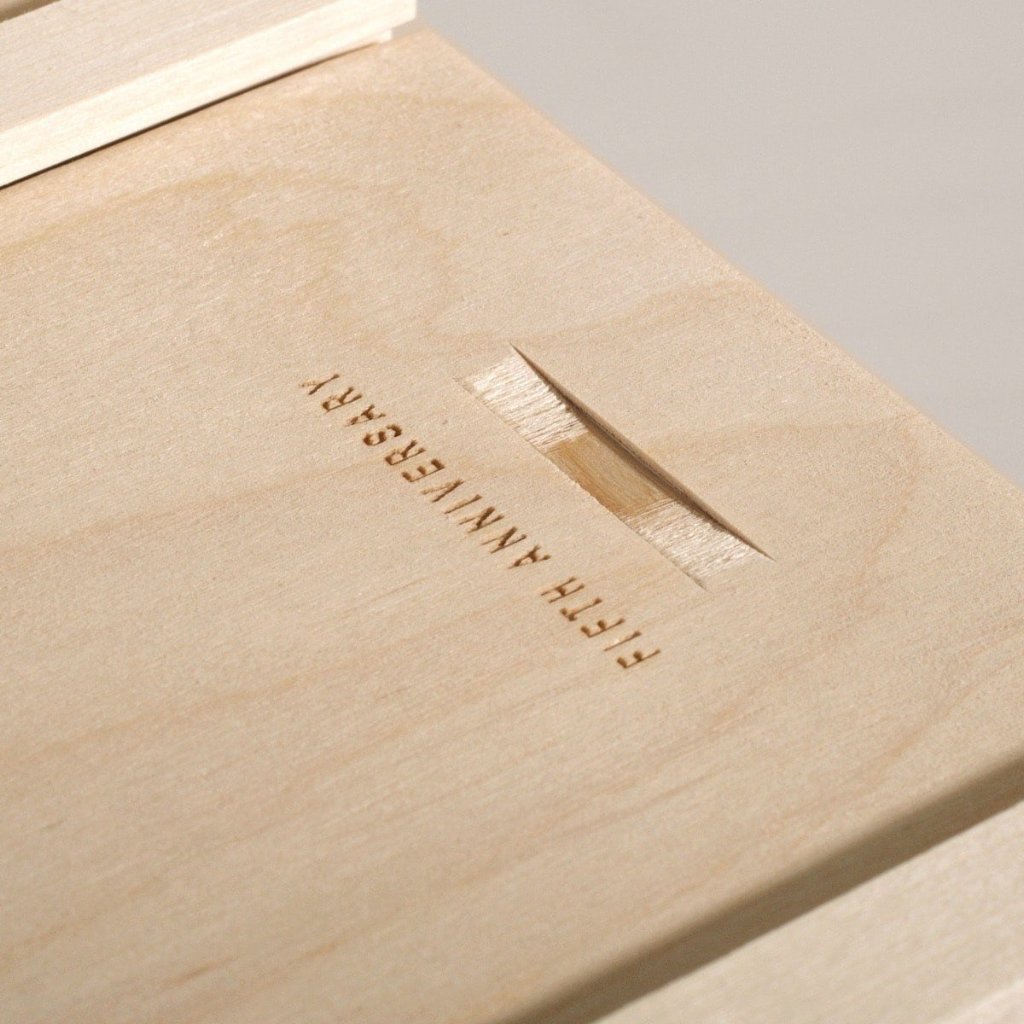 Simple Vintage Anniversary Wine Box - Detail Image 2